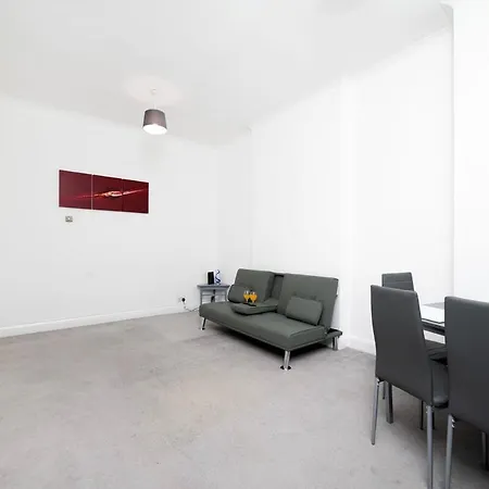 Spacious Minimalist 1Br Flat In London